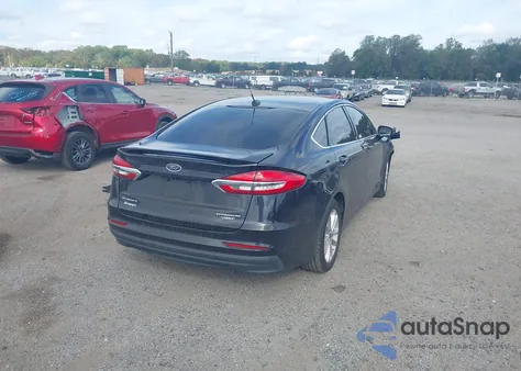 2020 Ford Fusion Plug-In Hybrid Titanium z USA, uszkodzony, nr VIN 3FA6P0SU3LR247254